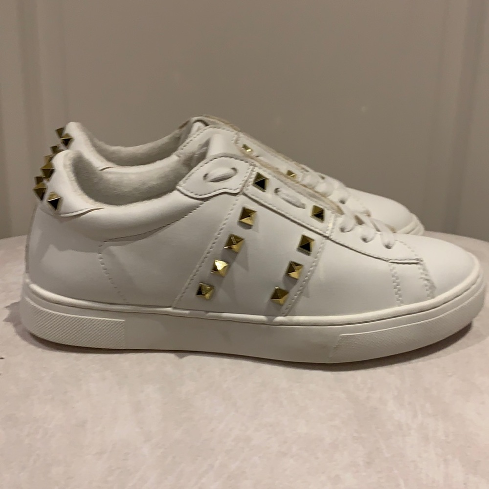 NWOB Steve Madden “rockstud”esque sneaker . White size 8